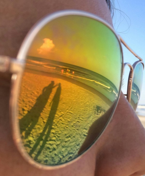 Découvrez des porte-clés originaux sur le thème remove before flight