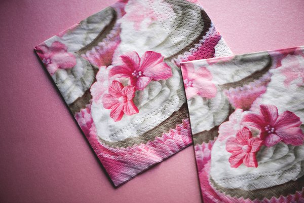 Serviettes à usage unique avec motifs : éclat et praticité !